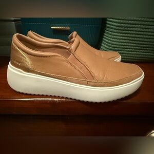 Vionic Kearny Tan and White Slip-On Sneakers